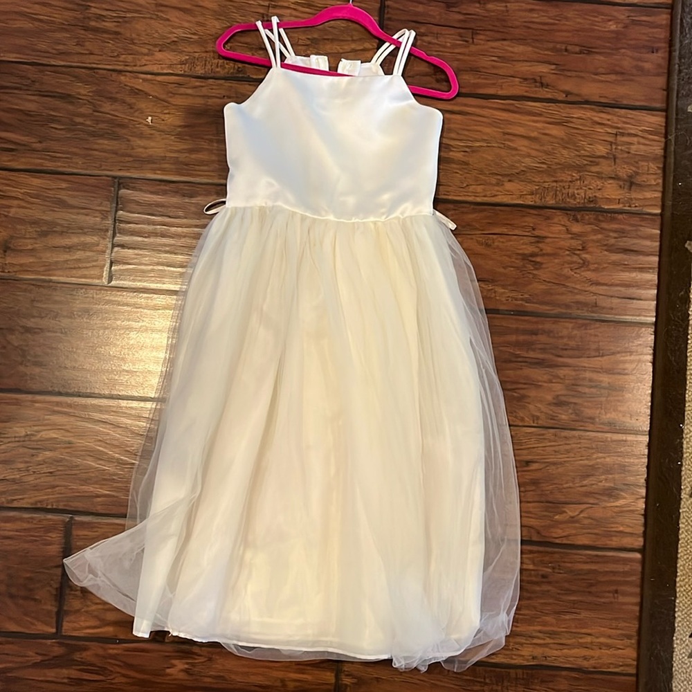 Flower girl, dress size 8 with 2 sashes